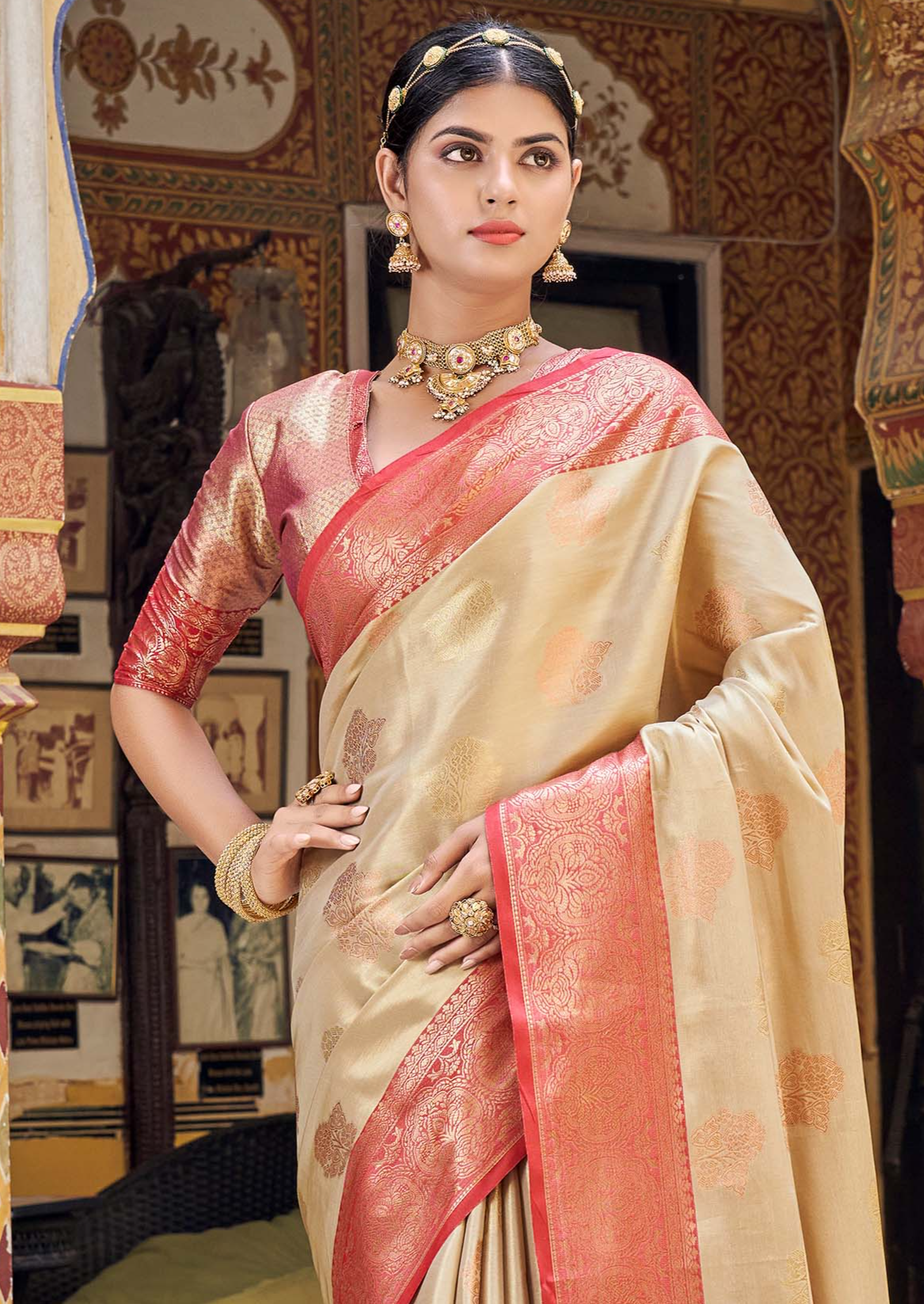 Graceful Ivory Banarasi Handloom Silk Saree