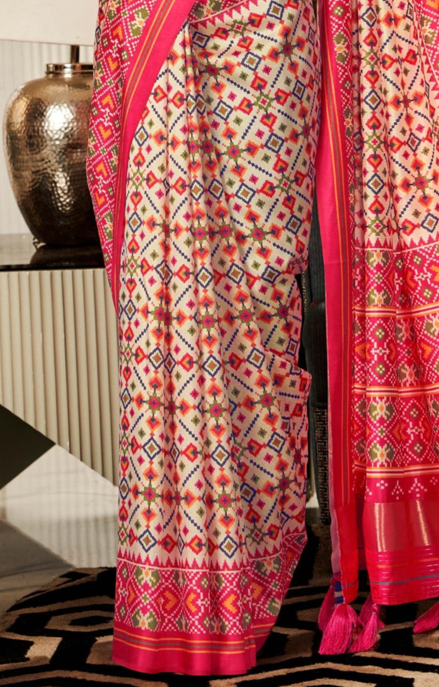 Hazy Beige and Pink Dual Tone Printed Patola Saree