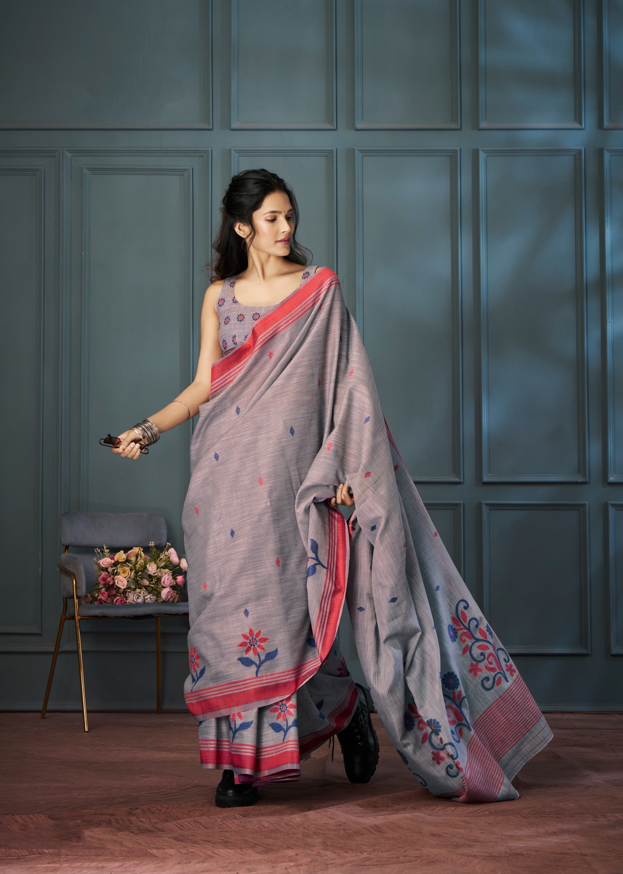 Refined Gray Handloom Linen Silk Saree with Intricate Weaving