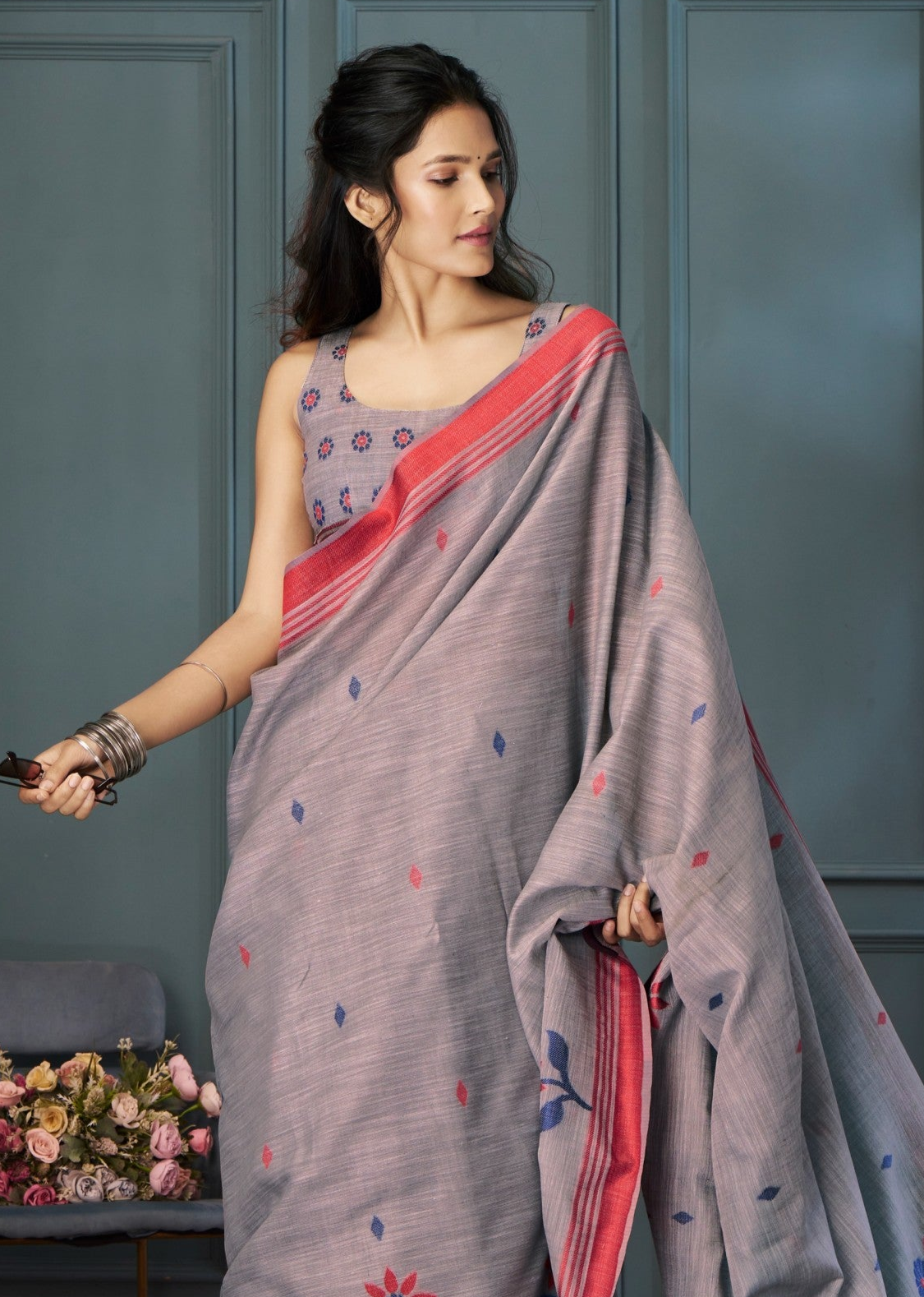 Refined Gray Handloom Linen Silk Saree with Intricate Weaving